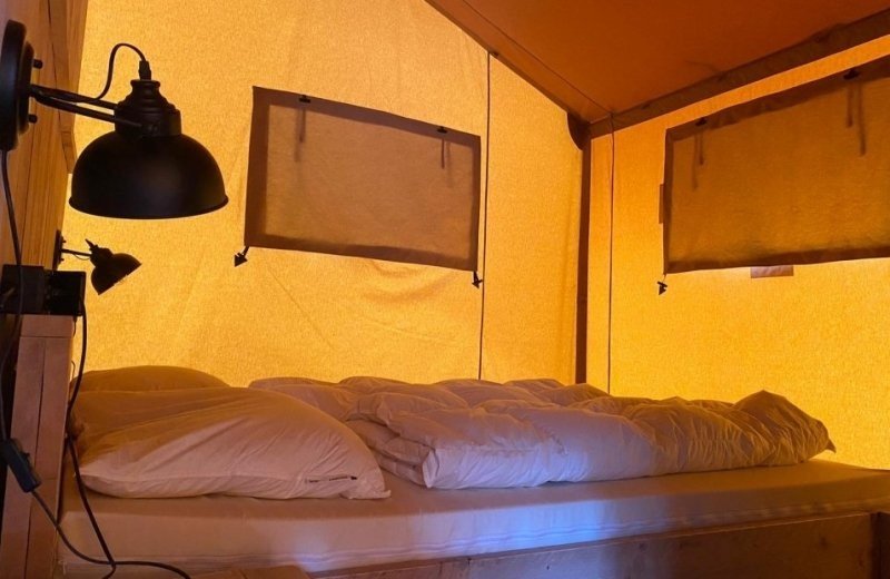 Safaritent 5 personen slaapkamer bed